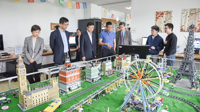 浙江大学党委书记邹晓东调研城市学院Ubi Techmakers创客空间(摄影:王鹏)_副本.jpg