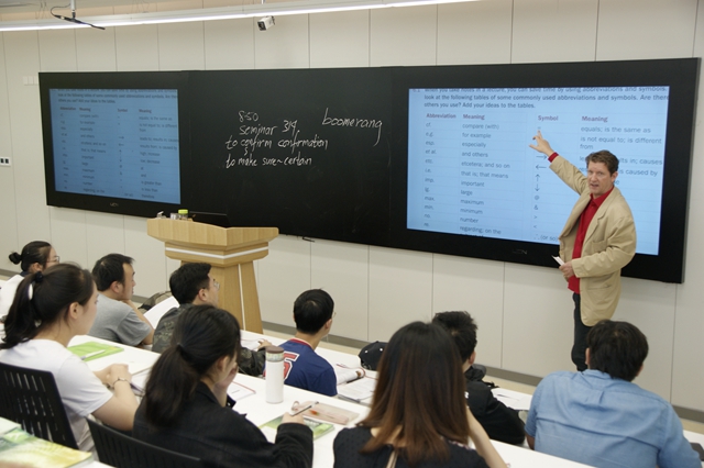 Frank老师给学生上课1_副本.jpg