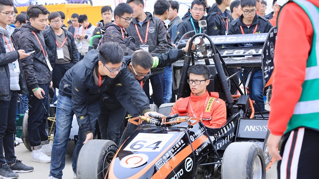 睿鹰车队参加襄阳大学生方程式汽车大赛_副本.jpg