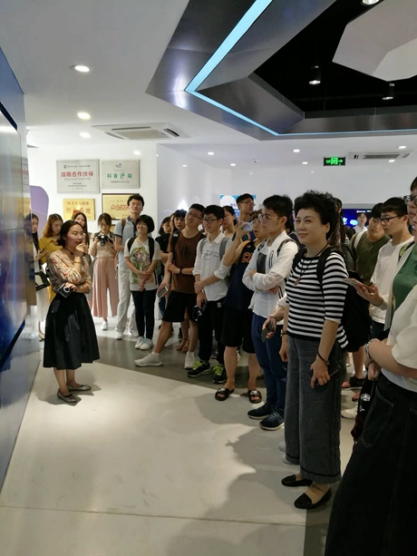 带学生社会调研_副本.jpg