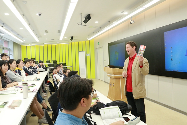 Frank老师给学生上课2_副本.jpg