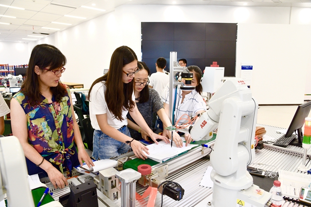 学生在工程师学院实训平台上课_副本.jpg